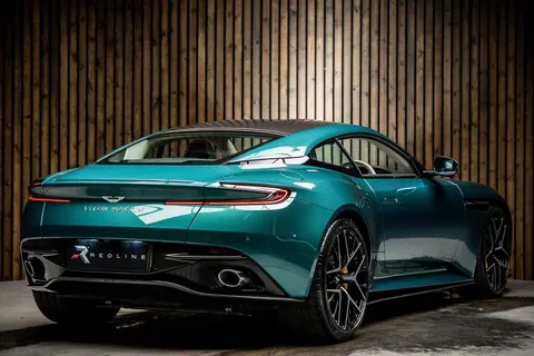 Aston Martin DB12 4