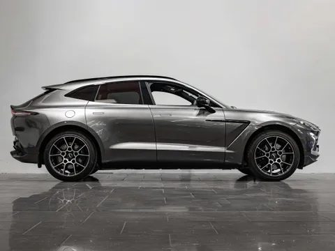 Aston Martin DBX 2