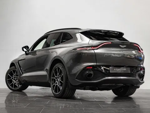 Aston Martin DBX 4