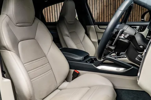 Porsche Cayenne Turbo S E-Hybrid 2